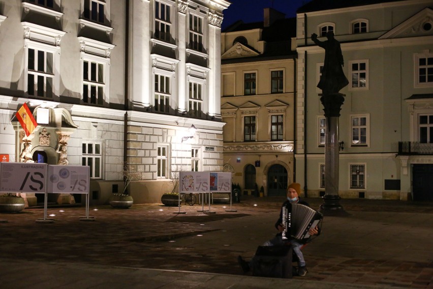 Kraków. Wymarłe centrum miasta po zmroku. Światło tylko w nielicznych oknach kamienic [ZDJĘCIA]