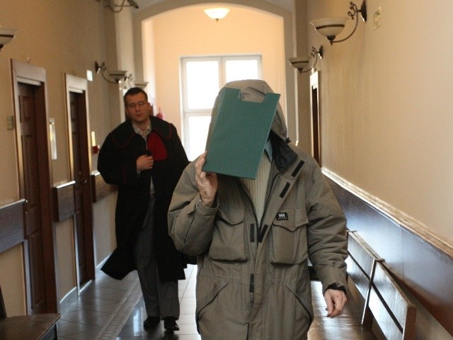 Lucjan W. przyszedł na salę rozpraw w słupskim sądzie, zasłaniając się plastikową teczką. 