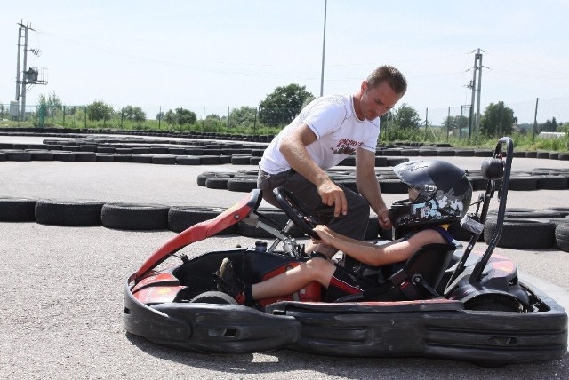 Najważniejsze  jest bezpieczeństwo - nie ma wątpliwości Piotr Sadowski, właściciel Sadkarting. Dlatego nie pozwoli nikomu jeździć bez kasku i zapiętych pasów