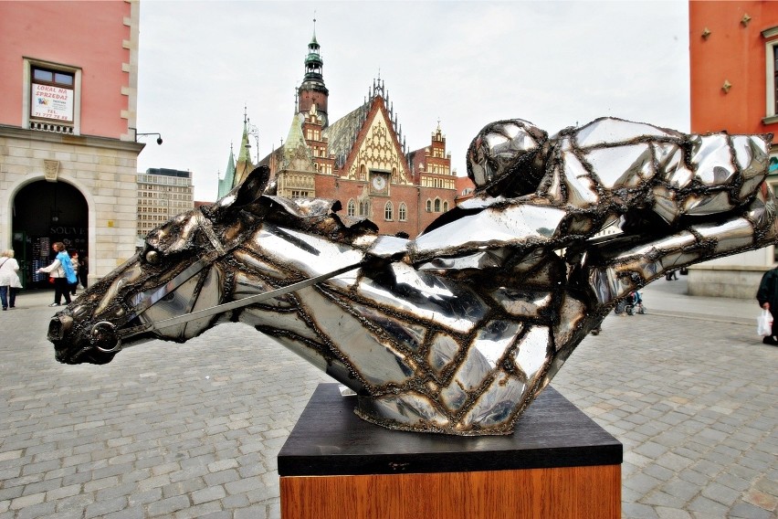 Wrocław: Rzeźba konia w galopie promuje rozpoczęcie sezonu wyścigowego na Partynicach (ZDJĘCIA)