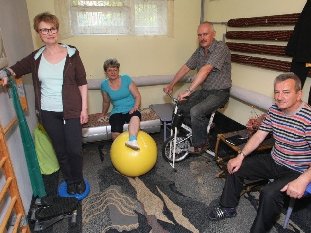 Od lewej &#8211; Elżbieta, Ewa, Krzysztof i Jerzy dbają o swoje zdrowie w piwnicy swojego bloku.