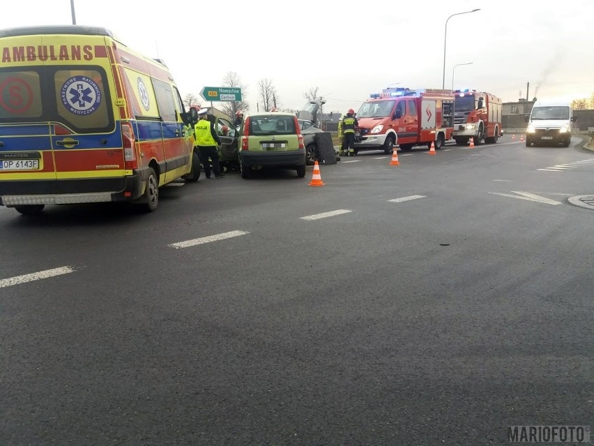 Wypadek w Opolu-Czarnowąsach. W środę po południu na ul. Jagiełły opel zderzył się z fiatem. Jedna osoba została ranna
