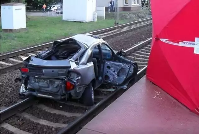 W wypadku na przejeździe kolejowym w Żakowicach zginęło młode małżeństwo