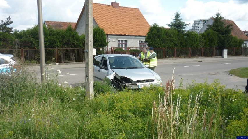 Uciekając uderzył w radiowóz i staranował barierki (zdjęcia)