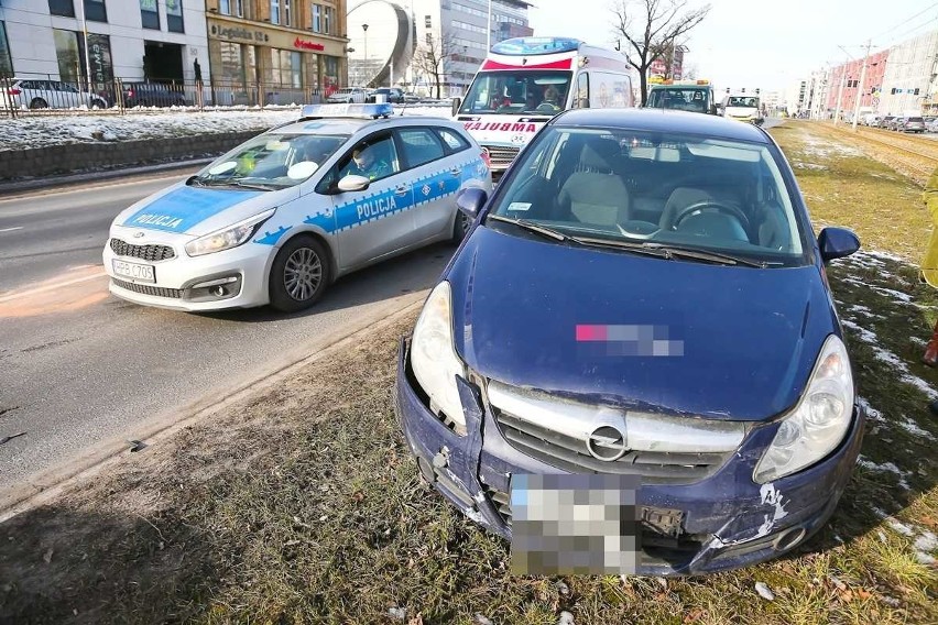 Karambol na Legnickiej koło Magnolii Park. Kobietę oślepiło słońce