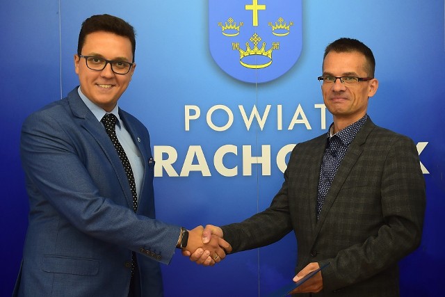 Od lewej: Piotr Babicki- starosta starachowicki, Andrzej Klimczak- nowy dyrektor Zarządu Dróg Powiatowych w Starachowicach