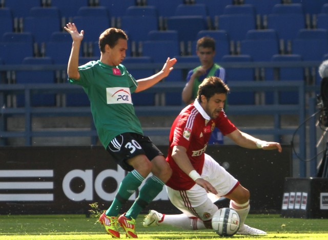 Kamil Wacławczyk (zielona koszulka) ma oferty z kilku klubów ekstraklasy
