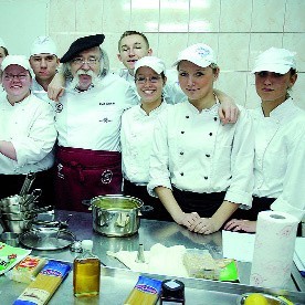 Z okazji święta w Zespole Szkół Ekonomiczno-Hotelarskich wizytę złożył też słynny kucharz Kurt Scheller (na zdjęciu z uczniami). Wczoraj bezpłatnie szkolił przyszłych kucharzy, a dzień wcześniej z jego porad - ale już za opłatą po 550 złotych od osoby - skorzystali szefowie kuchni tutejszych lokali gastronomicznych.