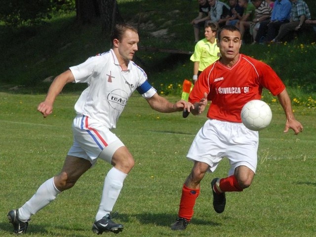 Pilkarze Świlczanki Świlcza (czerwone koszulki) ulegli w meczu derbowym Bratkowi Bratkowice 0-1.