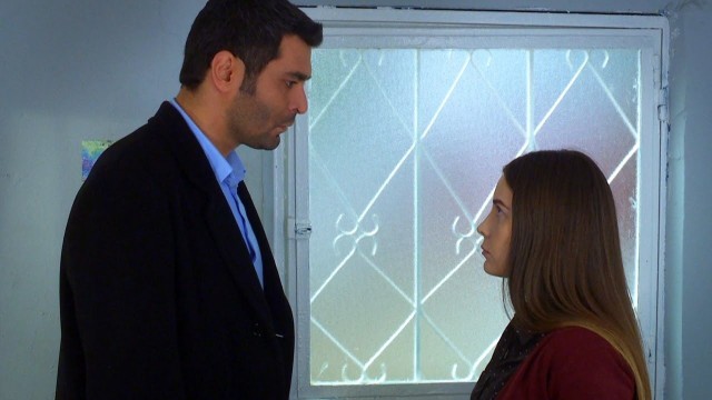 Kenan odwiedza Zeynep, żeby dowiedzieć się, o co jest oskarżona Melek. Jest zszokowany tym, co przydarzyło się jego byłej żonie. Co jeszcze wydarzy się w najnowszym 122. odcinku serialu Elif?