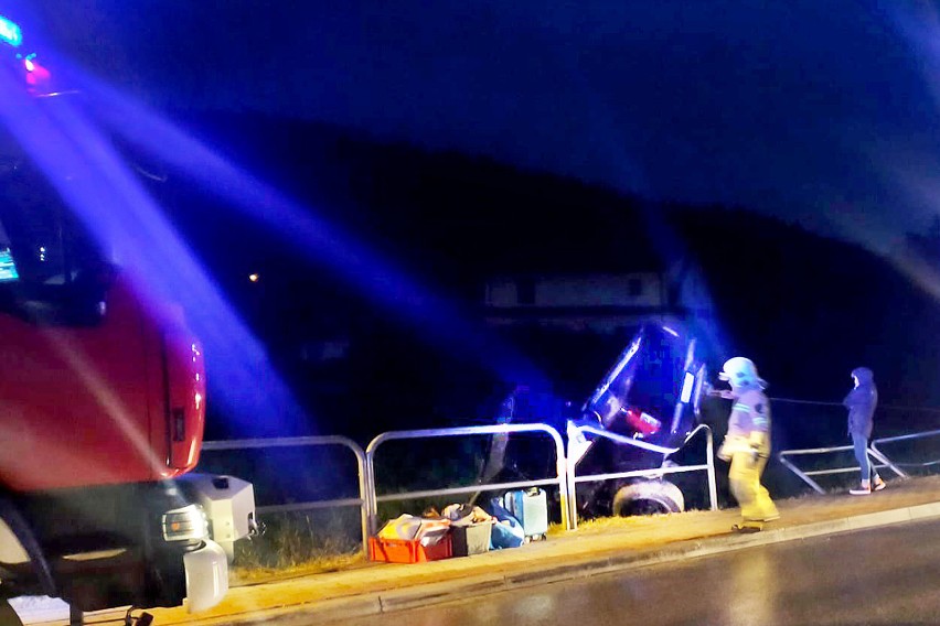 Nocny wypadek drogowy w Piekiełku. Na miejscu groźnego zdarzenia strażacy