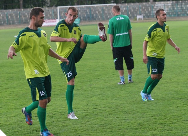 Tak prezentują się nowe treningowe stroje piłkarzy Stali Stalowa Wola (od lewej: Wojciech Fabianowski, Michał Czarny, trener Paweł Wtorek, Radosław Mikołajczak). Nasz zespół zagra w sobotę o godzinie 18 ze Zniczem w Pruszkowie.