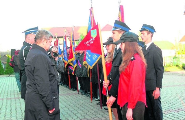 Miłym akcentem uroczystości było przekazanie Młodzieżowej Drużynie Pożarniczej proporca przez prezydenta Tarnobrzega.