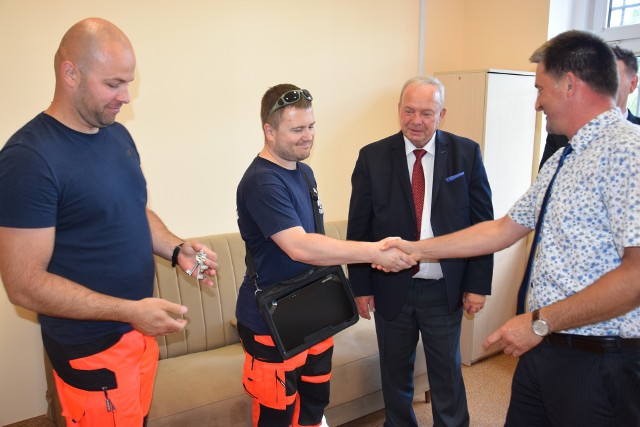 Symboliczne przekazanie kluczyków i otwarcie nowej siedziby zespołu ratownictwa medycznego w Rogowie