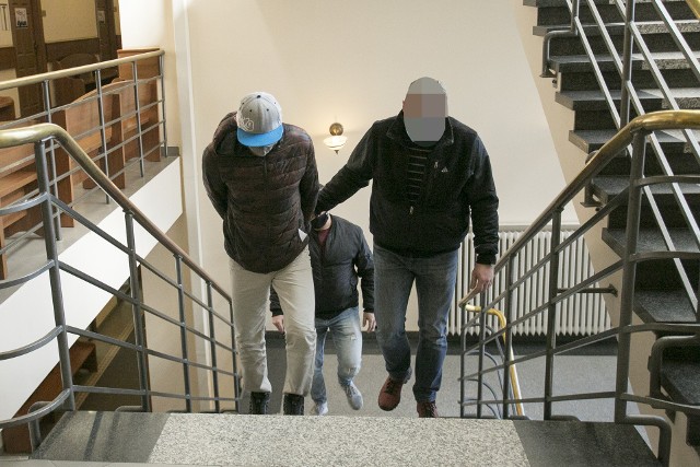 Tomasz K. i Marcin N. doprowadzani na posiedzenie aresztowe w Sądzie Rejonowym w Słupsku