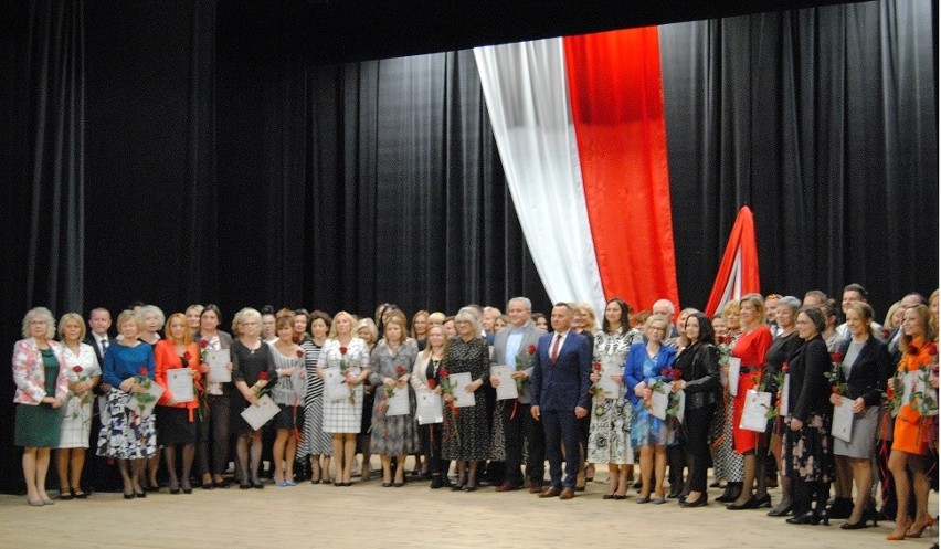 Dzień Edukacji Narodowej 2022 we Włoszczowie. 63 nauczycieli otrzymało nagrody burmistrza. Zobaczcie zdjęcia