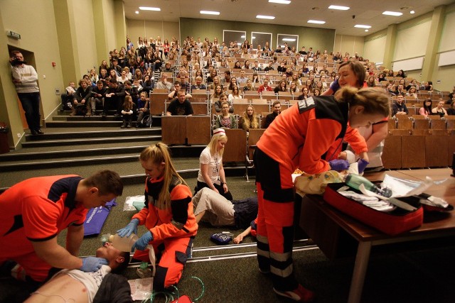 Studenci Collegium Medicum zachęcali swoich młodszych kolegów do studiowania na ich uczelni m.in. poprzez pokazy ratownictwa.