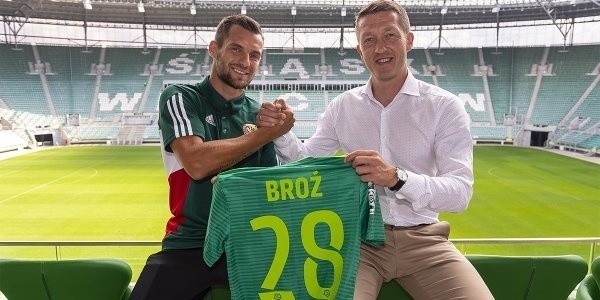 Łukasz Broź (z lewej) i dyrektor sportowy Śląska Wrocław Dariusz Sztylka