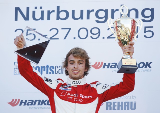 Polak Jan Kisiel utrzymuje prowadzenie w pucharze Audi Sport TT Cup. Po swoim podwójnym zwycięstwie w Oschersleben, młody kierowca z Warszawy wygrał oba wyścigi na torze Nürburgring / Fot. Audi