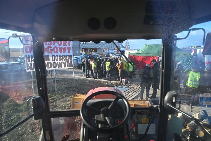 Protest rolników z „Podkarpackiej oszukanej wsi” przed...