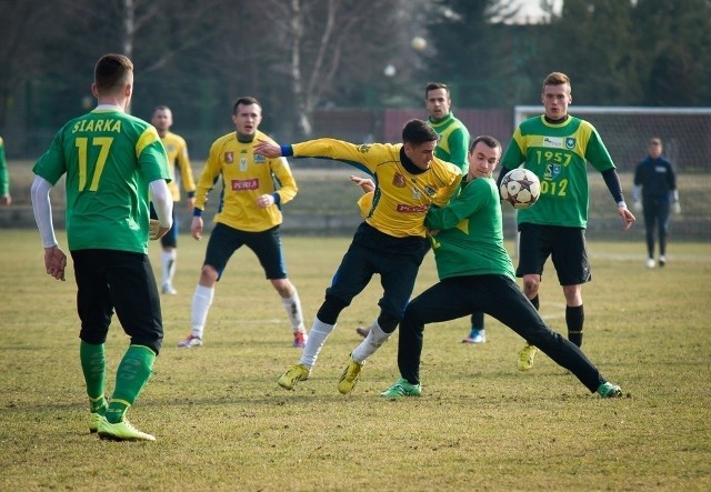 W środę piłkarze Siarki Tarnobrzeg (zielone koszulki) zmierzyli się w sparingowym meczu z Motorem Lublin.