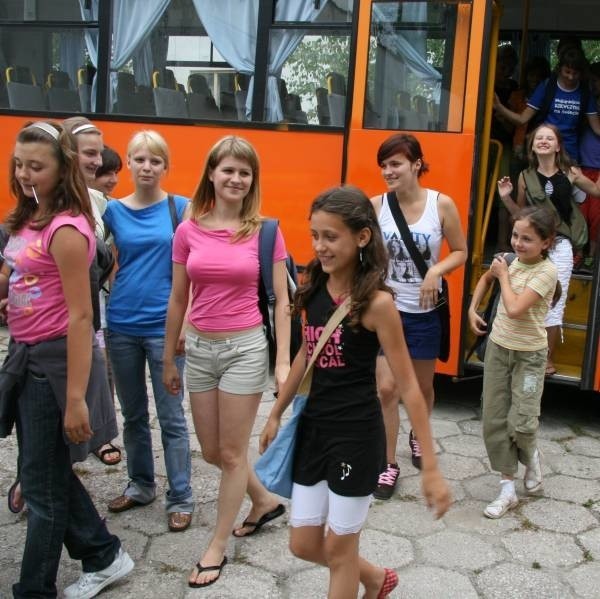 Dziewczęta z zespołu tanecznego Feniks z Miękini, koło Wrocławia, po siedmiu godzinach jazdy do Kielc, nie straciły wspaniałych humorów.