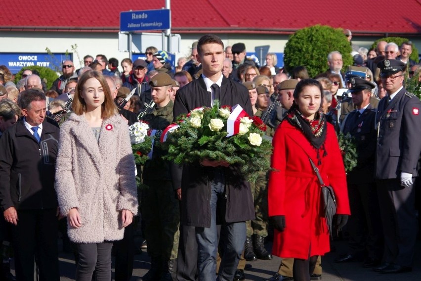 Święto Niepodległości w Tarnobrzegu. Odsłonięto pomnik Józefa Piłsudskiego [ZDJĘCIA]