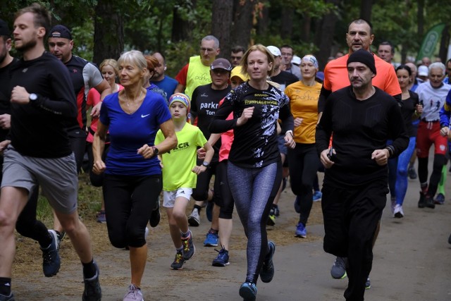 Nieco niższe jesienne temperatury z pewnością nie zniechęcają toruńskich biegaczy. W sobotni poranek tradycyjnie ponad sto osób zebrało się w lasku przy ul. Olimpijskiej i wystartowało w parkrunie, organizowanym już po raz 262. Na uczestników biegu czekał dystans 5 km. Zobacz zdjęcia z sobotniej rywalizacji! ->>>Czytaj także:Piątkowe Grand Prix w Toruniu. Mamy zdjęcia z trybun Motoareny!Nowy promotor żużlowego Grand Prix ogłosił swoje plany!