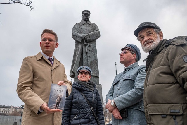 Poniedziałkowe uroczystości przed pomnikiem. Więcej na kolejnych zdjęciach.