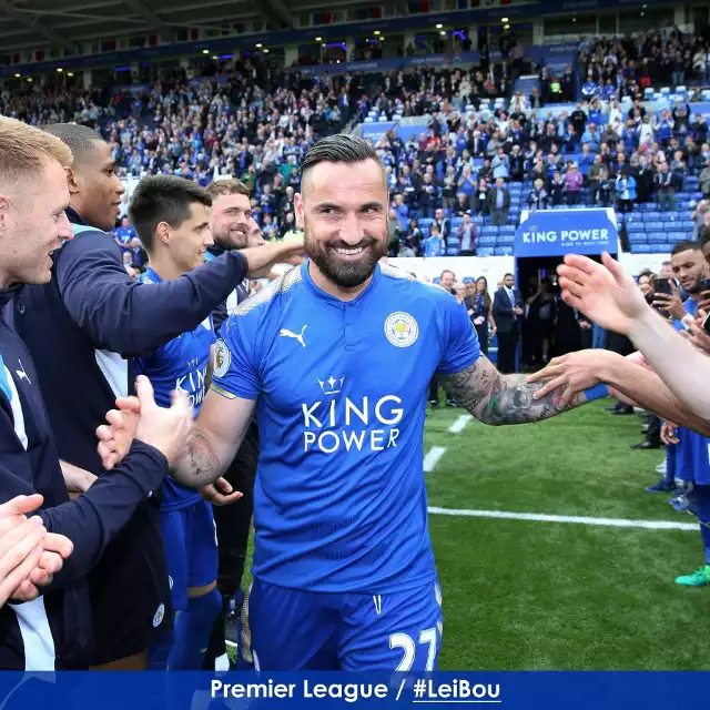 Marcin Wasilewski w szpalerze piłkarzy Leicester na stadionie King Power Stadium, w tle z lewej Bartosz Kapustka