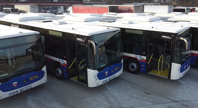 Od 2023 roku na bydgoskich ulicach pojawią się autobusy warszawskiej firmy Mobilis. Nowy przewoźnik zakupił 49 wozów, które spełniają normy zawarte w umowie. Ta obowiązuje na osiem lat. Przedsiębiorstwo wciąż uzupełnia kadrę kierowców.