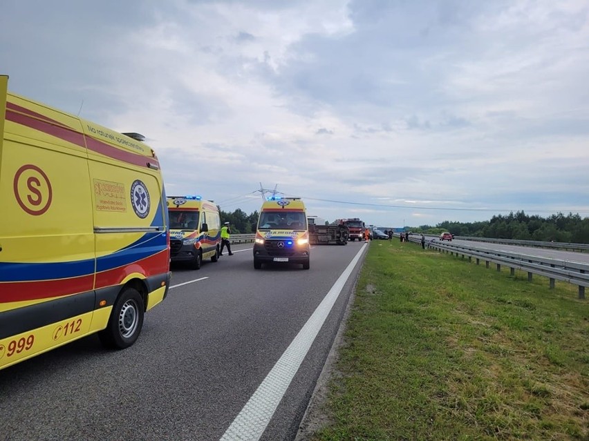 Na autostradzie A4 w Bratkowicach bus uderzył w bariery i przewrócił się na jezdnię. Cztery osoby ranne