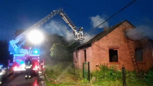Słupy ognia i dymu wznosiły się na wysokość kilku metrów. Strażacy użyli wozu strażackiego z podnośnikiem.