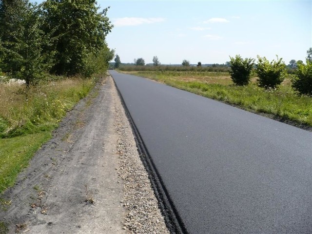 Mieszkańcy Bąkowej, Kochanowa i Sajdów mają nową drogę. Inwestycję zrealizowano w ramach Narodowego Programu Budowy Dróg.