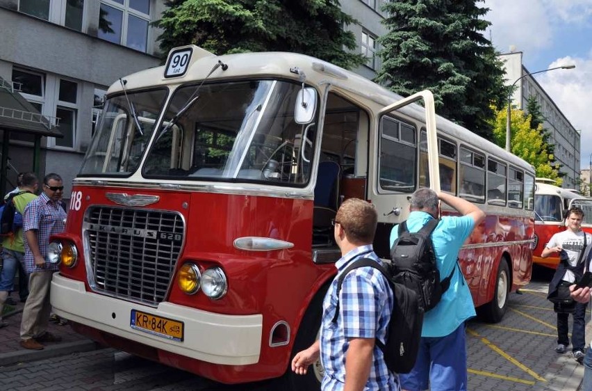 Zabytkowe autobusy paradowały ulicami Krakowa [ZDJĘCIA, WIDEO]