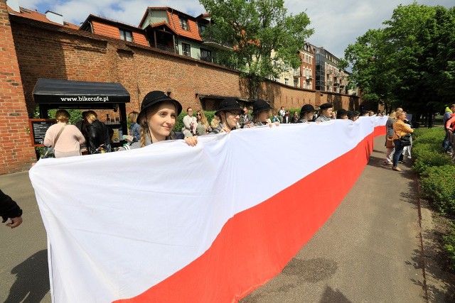 Toruń włączył się w obchody Dnia Flagi Rzeczypospolitej Polskiej. O godz. 14 na skwerze im. Oficerskiej Szkoły Marynarki Wojennej rozpoczęła się uroczystość wojskowa. Następnie z tego miejsca wyruszył korowód poloneza z udziałem Orkiestry Wojskowej na Rynek Staromiejski, gdzie odbywa się rodzinny piknik. Na godzinę 18 zaplanowany został koncert Orkiestry Wojskowej z Torunia.Zobacz koniecznie: LISTA MAJÓWKOWYCH ATRAKCJINowosciTorun