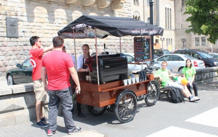 W pogodne dni do rowerowych punktów gastronomicznych...