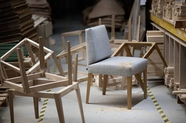 Krzesło SU krakowskiej designerki Renaty Kalarus też jest w tomie