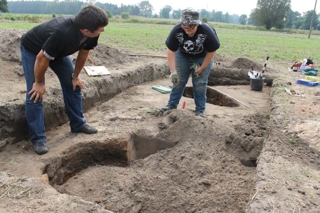 Dr Artur Błażejewski i studentka z Berlina Belinda Luban nad jednym ze starożytnych pieców w Pielgrzymowicach.