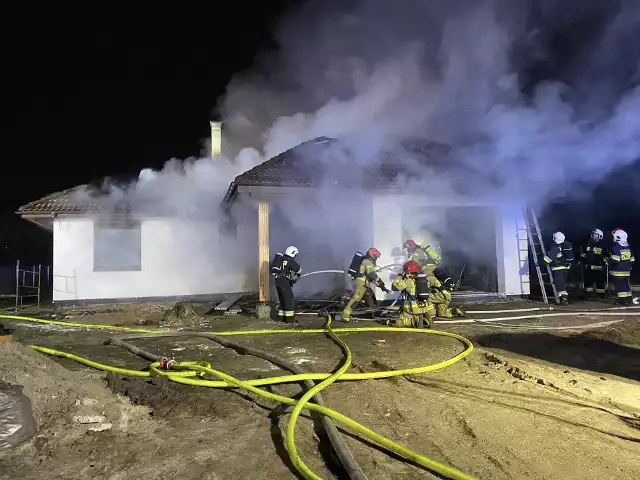 Tak przebiegała akcja gaszenia pożaru nowo wybudowanego domu Martyny i Olka na Osiedlu Leśnym w Solcu Kujawskim. Z ogniem 17 grudnia walczyło aż osiem zastępów straży pożarnej