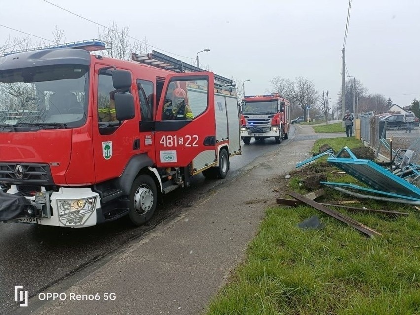 WYPADEK W JAWORZNIE: Kierowca skosił autem przystanek i dachował! Cud, że akurat nikt nie czekał na autobus! 