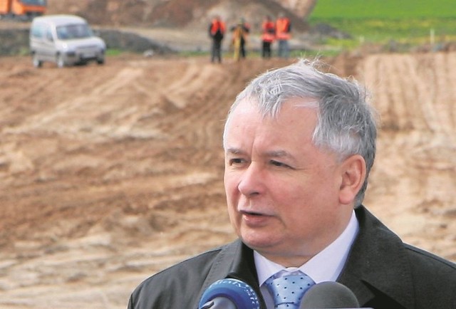 31 lipca 2007 roku premier Jarosław Kaczyński zdecydował o wstrzymaniu budowy obwodnicy Augustowa, choć 10 maja 2007 roku  obiecywał (na zdjęciu), że inwestycja powstanie mimo oporów Brukseli