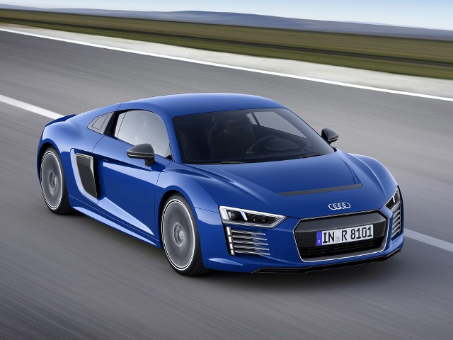 Audi R8 e-tron Za napęd elektrycznego modelu R8 odpowiadają dwa silniki elektryczne o mocy 456 KM oferujące 920 Nm. Dzięki nim samochód do 100 km/h rozpędzał się w mniej niż 4 sekundy.Fot. Audi