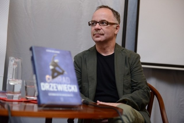 Stefan Drajewski, recenzent "Głosu Wielkopolskiego" podczas spotkania w Bibliotece Raczyńskich