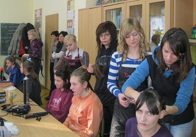 Dziewczęta z ZSP nr 2 w Końskich podczas pracy w ośrodku w Baryczy