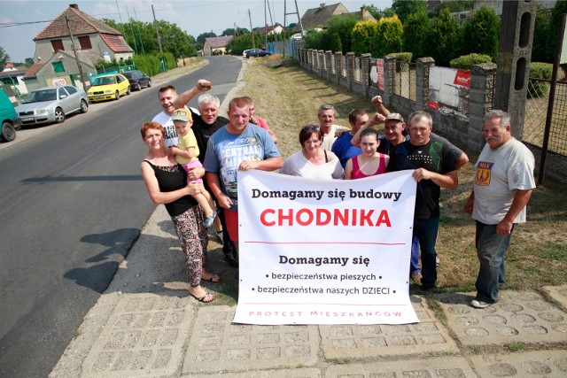 Mieszkańcy Żerkowic od dawna domagali się budowy chodnika i remontu drogi.