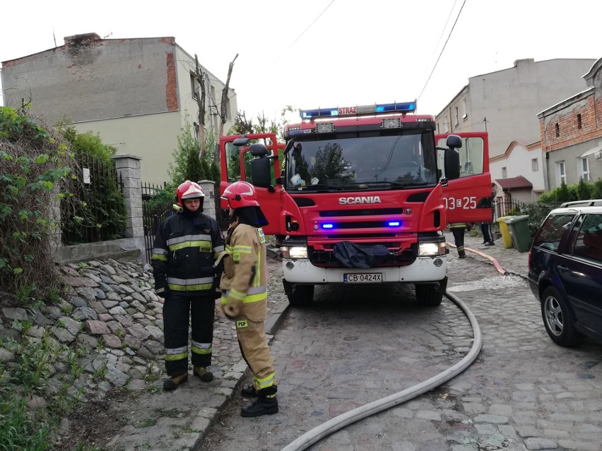Cztery zastępy Państwowej Straży Pożarnej walczą z pożarem...