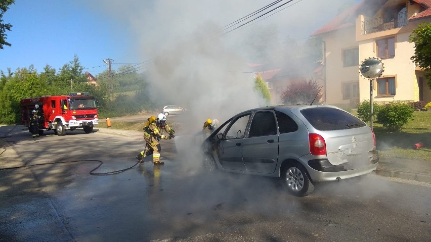 W gaszeniu pojazdu udział brały dwa zastępy straży pożarnej.