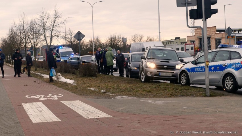 Karambol czterech aut w Suwałkach. Jedna osoba trafiła do szpitala