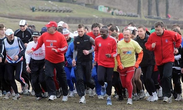 uczestniczą też znani sportowcy, działacze czy trenerzy, jak (od prawej) Wiesław Czapiewski, Andrzej Urbaniak, Wilson Kipketer, Andres Jonsson czy Krzysztof Wolsztyński